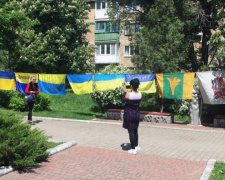 Бульвар в прифронтовой Авдеевке заполонили флаги с пожелания мира в Украине (ФОТОРЕПОРТАЖ)