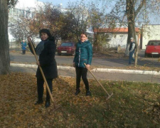 Авдеевку очищали от осенней листвы (ФОТО)
