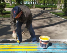 Авдеевцев просят быть осторожными: на бульваре Шевченко проходят покрасочные работы