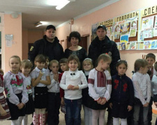 Дети пригласили полицию Авдеевки на патриотический урок (ФОТО)