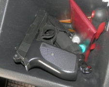 На донбасских КПВВ попались люди с пистолетом, дубинкой и взяткой: опубликованы фото