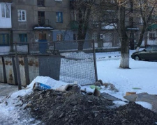Жителей Авдеевки просят убрать строительный мусор: фотофакт
