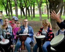 Поиграть на барабанах приглашают девушек в Авдеевке (ФОТО)