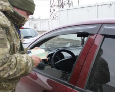 У линии разграничения на Донбассе граждан Украины задержали за мобильники и проблемные документы