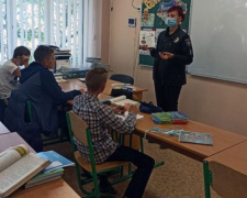 В Авдеевке полицейские рассказали, как противостоять школьному буллингу