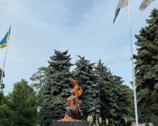 Таинство огненной профессии: в Мариуполе установили скульптуру «Рождение стали»
