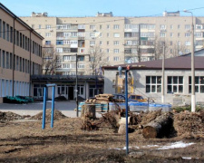 В Авдіївці демонтують незаконно встановлені конструкції біля опорної школи