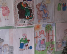 Стіни авдіївського пенсійного фонду прикрасили дитячі малюнки. ФОТОФАКТ