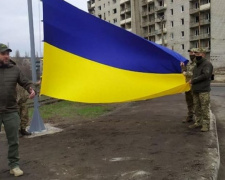 В Авдіївці з’явився новий оберіг – флаг України на в’їзді в місто з боку Донецька