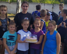 В Авдеевке в День физкультуры и спорта награждали сладостями (ФОТО)