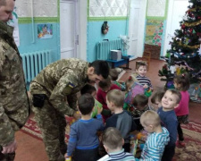 Авдеевские &quot;симики&quot; накануне праздников развезли подарки детям и военным (ФОТО)