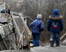 Тысячи людей вынуждены преодолевать аварийный мост для пересечения линии разграничения на Донбассе (ВИДЕО)