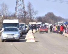 Сводка с КПВВ: очереди у «Майорска», подделки, задержания и 11 грузовиков с гуманитаркой