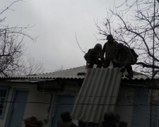 Бойцы ГСЧС устраняют последствия обстрелов в Авдеевке (ФОТО)
