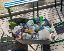 Авдеевские коммунальщики убрали с улиц &quot;праздничный&quot; мусор (ФОТО)