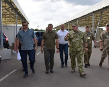 Новый глава Донецкой ОГА прибыл на КПВВ у линии разграничения (ФОТО)