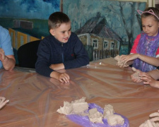 С помощью глины и бумаги авдеевских школьников учили взаимопониманию (ФОТО)