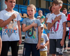 В Киеве игравшие в дворовой футбол дети спели гимн Украины. Их пригласили заниматься футболом профессионально