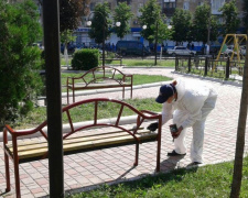 В Авдеевке волонтеры приводят в порядок детские площадки (ФОТОФАКТ)