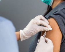 Колективи з понад 50 охочими вакцинуватися можуть записатися на щеплення