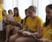 Сестрам из Макеевки дарят в Святогорске мирное лето