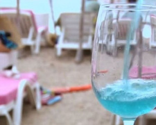 Во Франции вошло в моду голубое вино (ВИДЕО)