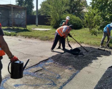 В Авдеевке коммунальная служба продолжает ремонтировать дороги в старой части города