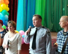В Авдеевке полицейские поздравили выпускников (ФОТО)