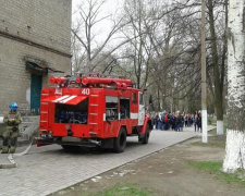 Из-за пожара в библиотеке эвакуированы более 400 авдеевских школьников  (ФОТОРЕПОРТАЖ)