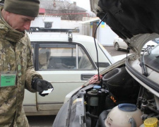 Нарушителей остановили на линии разграничения за лишний товар, «документ» из «ДНР» и взятки