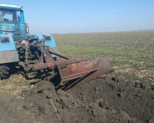 В поле на Донетчине подорвался трактор (ФОТО)