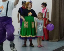 Авдеевских малышей весело развлекали зарубежные клоуны  (ФОТО)