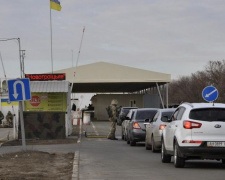 На неподконтрольную территорию Донецкой области пропустили грузовики с помощью