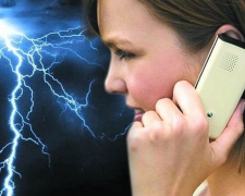 Вниманию авдеевцев: почему нельзя разговаривать по мобильному во время грозы