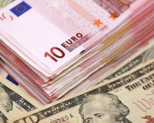 Доллар и евро продолжают стремительное падение по отношению к гривне