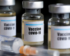 Власть обещает до конца года вакцинировать половину взрослого населения