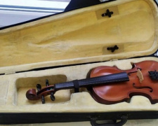 Столичний майстер відреставрував музичні інструменти Авдіївської музичної школи