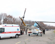 Раненого при обстреле Авдеевки спасателя ГСЧС  доставят в госпиталь Днепра (ВИДЕО)