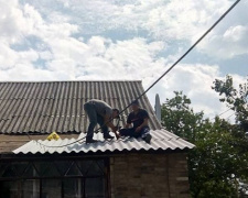 Спасатели помогают жителям прифронтовой зоны на Донетчине отстраивать разрушенное жилье (ВИДЕО)