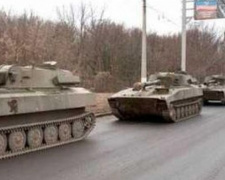 В район Донецка и Макеевки трейлерами перебрасывают бронетехнику