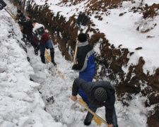Спасатели с лопатами отрывали газопровод «Очеретино - Авдеевка»
