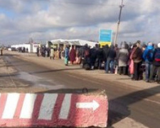Долгие очереди и плохие дороги:  что беспокоит людей, вынужденных пересекать КПВВ на Донбассе