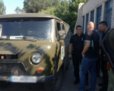 В Донецкой области двое вооруженных людей в масках напали на машину почтового предприятия