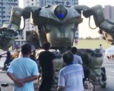Китаец создал гигантский боевой робот-танк (ВИДЕО)