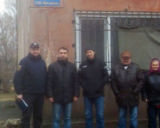В Авдеевке полицейские отчитались перед жителями одного из &quot;безопасных домов&quot;