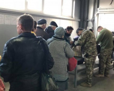Сутки на донбасских КПВВ: задержание в «Марьинке» и рост потока