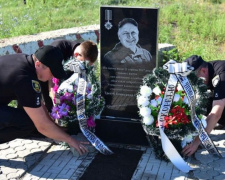 В Авдеевке и Марьинке почтили память полицейского-переселенца (ФОТО)