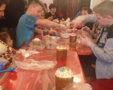 Дети Авдеевки украшали пасхальные куличи (ФОТО)