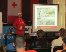 В Авдеевке волонтеры Красного Креста проводят семинары по обращению с взрывоопасными предметами (ФОТОФАКТ)