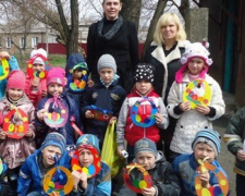 В центральной городской библиотеке Авдеевки прошел мастер-класс для детей по изготовлению пасхальных корзинок (ФОТО)